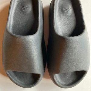 Adidas Yeezy Slide (Onyx 2022/2023)